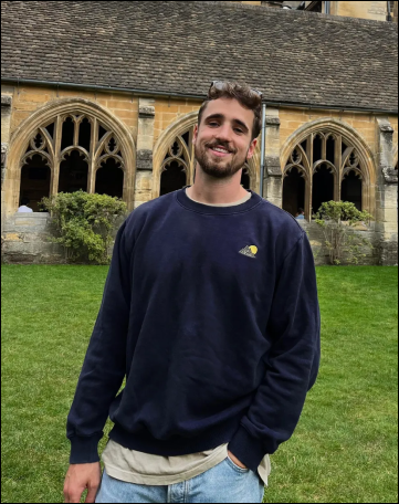 „Zwei Jahre Beratung bei Kearney – dann hieß es für mich: Laptop zu, Bücher auf. Mein MBA hat mich vom Meetingraum zurück in den Hörsaal nach Oxford gebracht.“